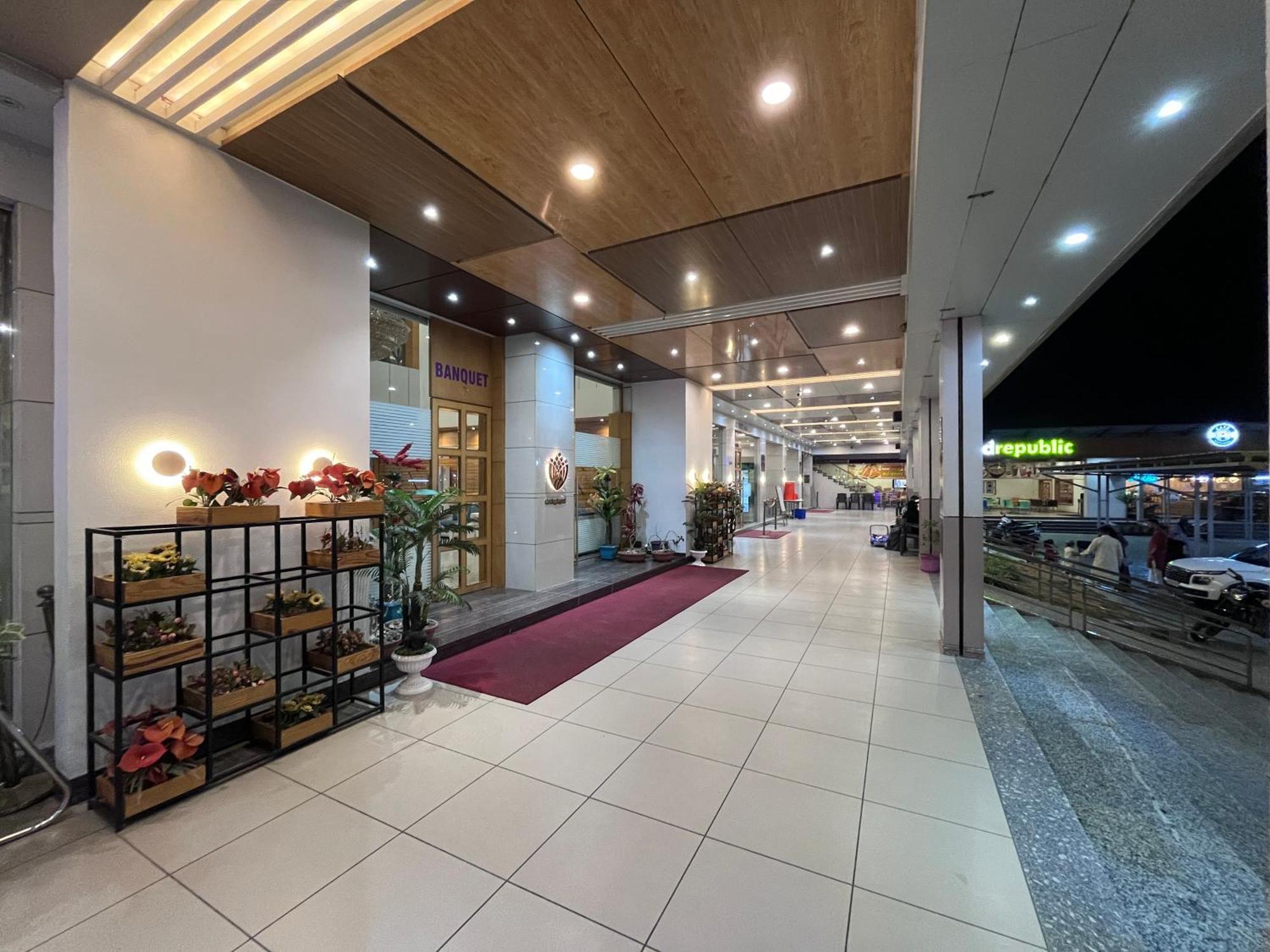 Hotel Grand Darshan Вадодара Екстер'єр фото