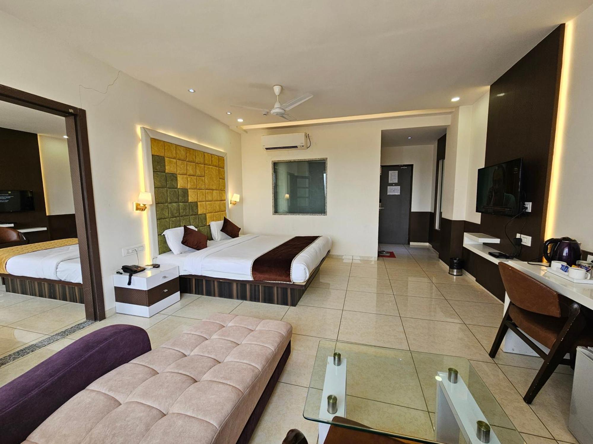 Hotel Grand Darshan Вадодара Екстер'єр фото