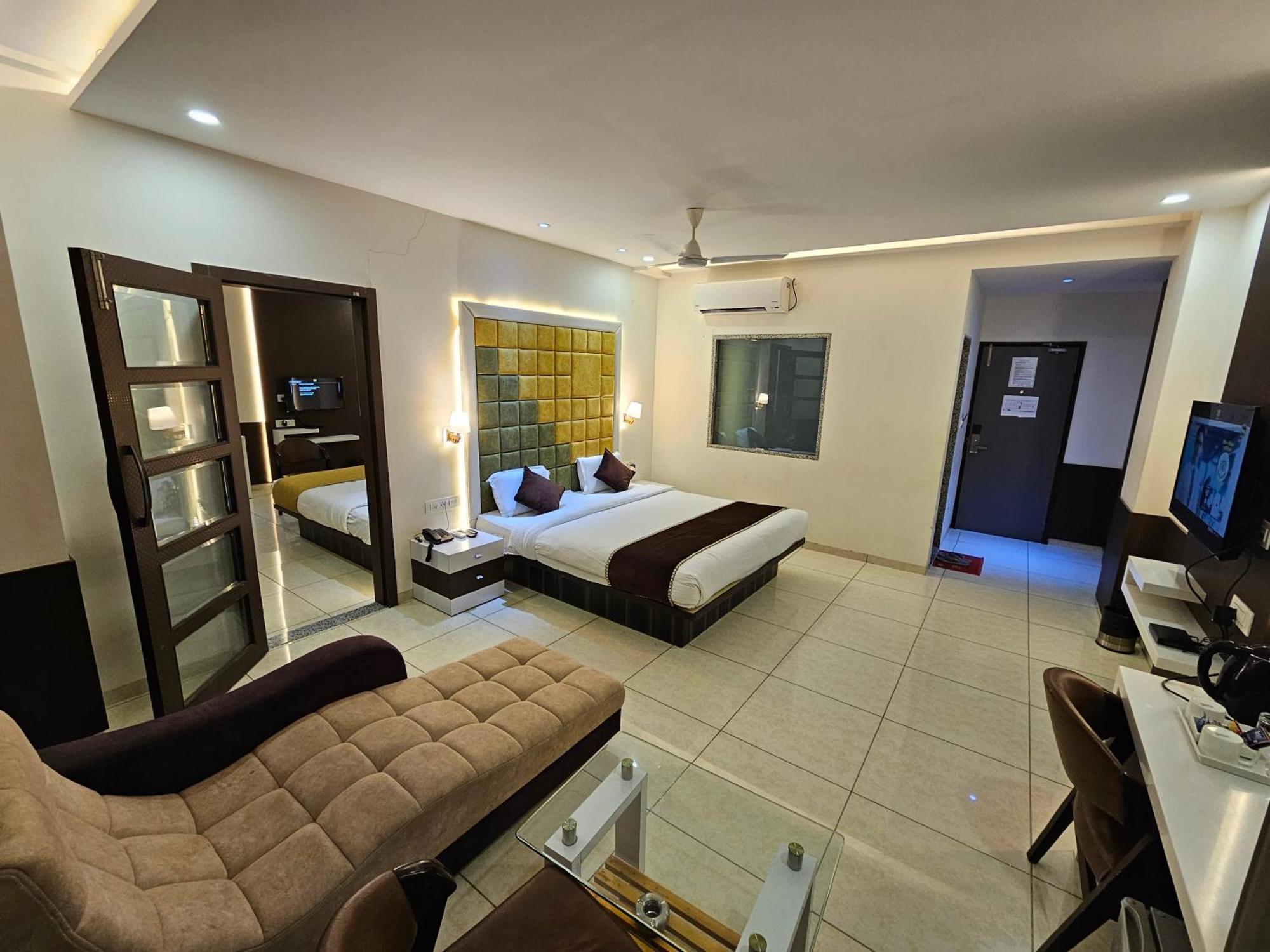 Hotel Grand Darshan Вадодара Екстер'єр фото